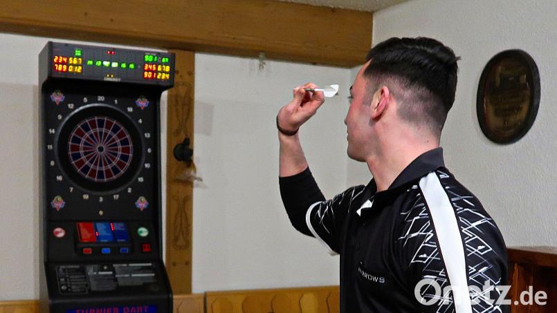 Thomas Brückner spielt seine Dartpfeile treffsicher. Bild: bsc