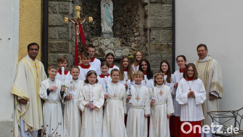Das Bild zeigt die Kommunionkinder Leon Leitgeb, Wilma Kick, Hanna Weiß, Lisa Schinner, Lukas Pöllath und Linda Göhl (von links) zusammen mit Pfarrer Pater Anish George, Diakon Rudolf Hoffmann und den Ministranten. Bild: soj