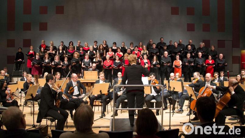 Oper, Pop und Weltmusik. Die Sängerinnen und Sänger von Singing Witt um Chorleiterin Stefanie Zühlke-Schmidt und die Hofer Symphoniker treten im Herbst zweimal in der Max-Reger-Halle auf. Bild: Witt-Gruppe/exb