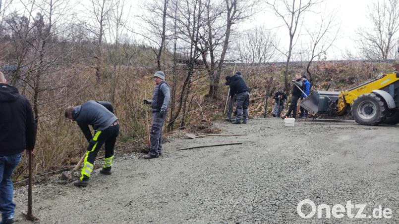 Viele fleißige Helfer beteiligten sich am Arbeitseinsatz beim Pfadfinderspielplatz in Windischeschenbach. Bild: Sperber/exb