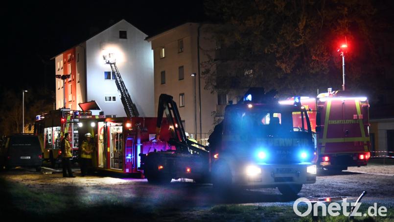 Ein Schaden von rund 150.000 Euro ist am Sonntagabend bei einem Brand in einem Mehrfamilienhaus an der Rosenthalstraße in Amberg entstanden. Die Brandursache ist nach Angaben der Polizei auch am Tag nach dem Feuer noch unklar. Bild: gf