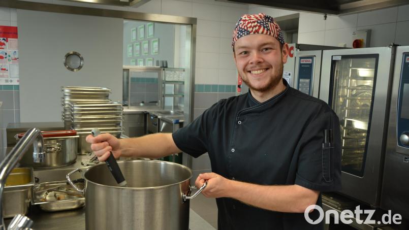 Küchenmeister Fabian Horn schwingt in Wunsiedel den Kochlöffel. Täglich sorgen er und seine vier Mitarbeiter für ein Mittagessen, davon profitieren mittlerweile auch die Menschen in Mitterteich, Pechbrunn, Wiesau und Fuchsmühl. Bild: jr