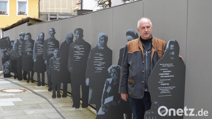 Das Museum wird von Jochen Neumann geleitet. Das Bild zeigt ihn vor der Hofinstallation. Bild: Benkhardt