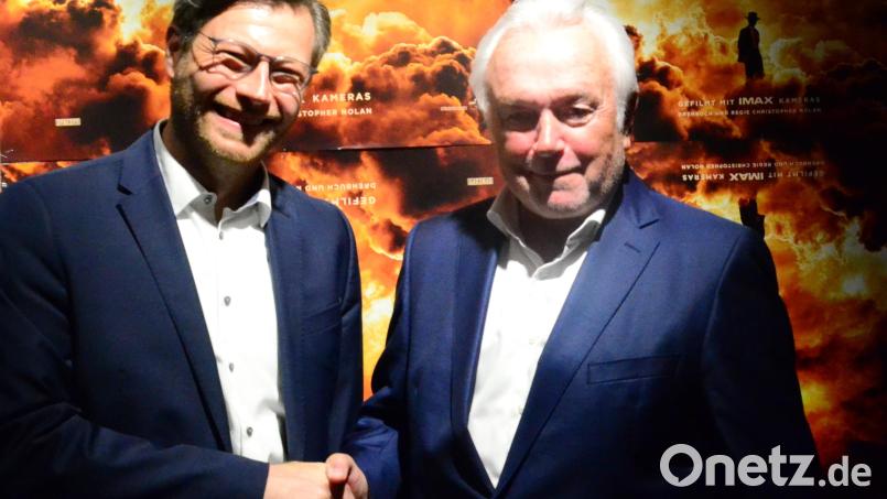 Christoph Skutella begrüßt Wolfgang Kubicki im &quot;Neue Welt Kinocenter&quot;. Bild: Kunz