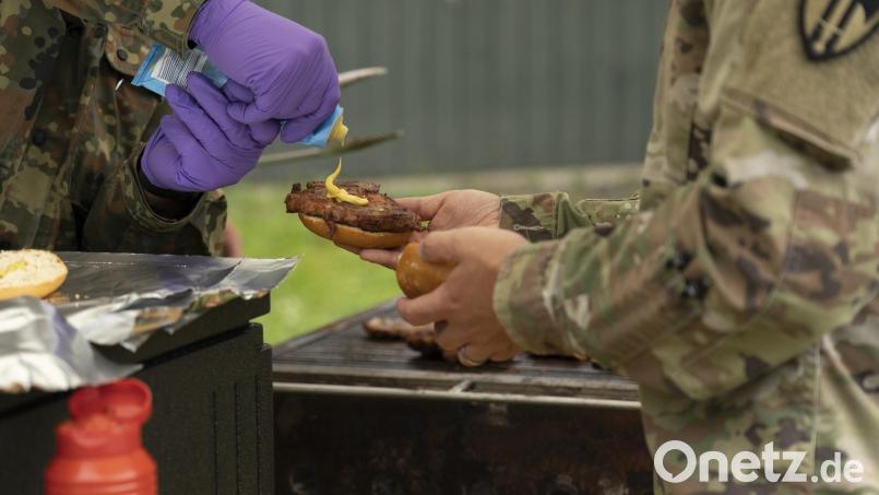Soldatinnen und Soldaten der U.S. Army und der Bundeswehr pflegen enge Kontakte zueinander: Sie trainieren regelmäßig gemeinsam, lernen voneinander - auch im Kulturaustausch, wie hier bei einer gemeinsamen Mahlzeit in der Feldküche. Bild: Lila Hartig