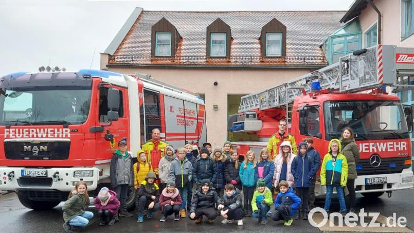 Die Schuler der Klassen 3a und 3b waren bei der Feuerwehr Erbendorf zu Gast.. Mit auf dem Bild (hinten von links) die Jugendfeuerwehrleiter Roland Kaiser und Maximilian Winkler sowie Lehrerin Eva-Maria Schäffler. Bild: njn