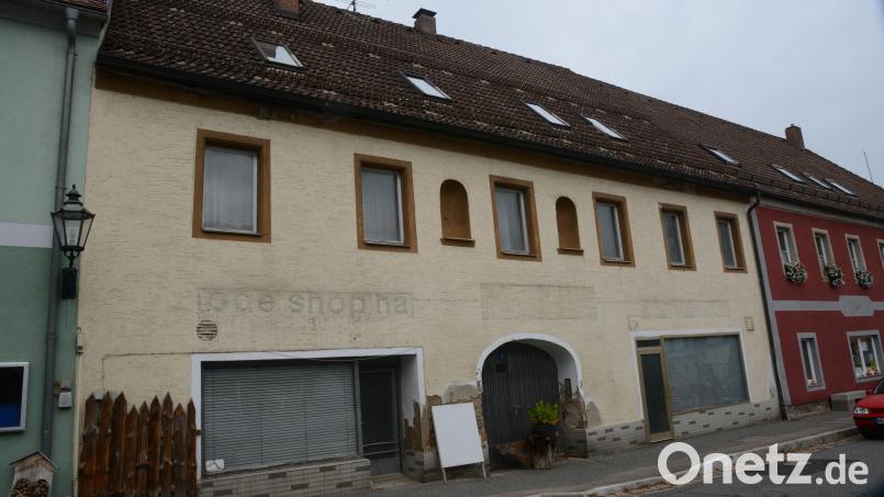 Das Haus am Marktplatz 6 dämmert im Dauerschlaf vor sich hin. Die FWG/SPD-Fraktion hatte sich im Februar gegen eine Entrümpelung des Hauses ausgesprochen. Eine der Grundvoraussetzungen für das weitere Vorgehen am oder im Gebäude, wie Zweite Bürgermeisterin Andrea Lang und auch der Vertreter des Bayerischen Landesamts für Denkmalpflege meinen. Bild: bey