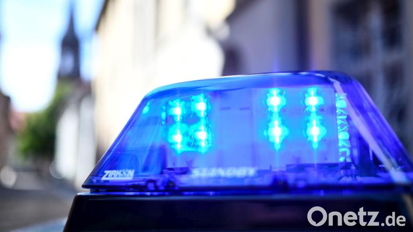 Ein junger Mann wird von vier fremden Personen in Regensburg angegriffen. Die Polizei sucht nach Zeugen. Symbolbild: Patrick Seeger/dpa