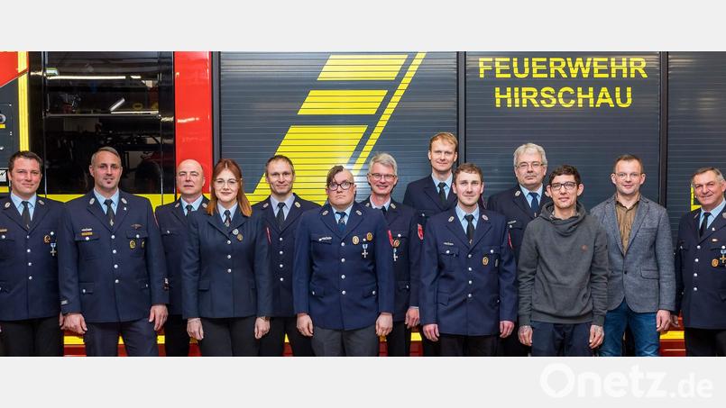 Bei der Feuerwehr-Generalversammlung stand die Ehrung bzw. Beförderung einer Reihe von Feuerwehrleuten auf dem Programm. Von links.: Claus Meyer (25 Jahre Hauptlöschmeister), Sebastian Jasinsky, Günther Ries (30 Jahre), Marina Schlaffer (Oberfeuerwehrfrau), Michael Lang (25), Marco Künzel (25), Robert Scheuerer (30), Christoph Erras (20), Marco Schuminetz (10), Michael Freimuth (40), Mario Gärtner (Feuerwehrmann), 3. Bürgermeister Hermann Gebhard und Vorsitzender Michael Schuminetz. Bild: u
