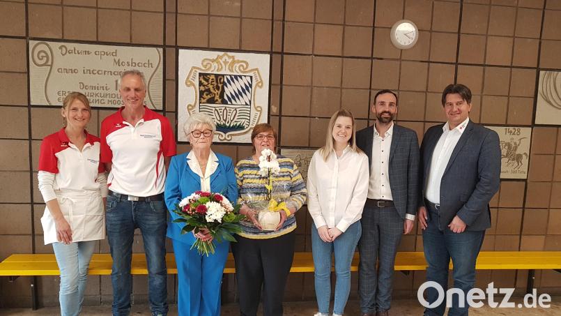 Bürgermeister Armin Bulenda (Zweiter von rechts) und Sandro Gallitzendörfer (rechts) sowie Sandra Görlisch (Dritte von rechts) vom BRK-Kreisverband Weiden danken Lotto Hofmann (Dritte von links) für 35 Jahre als ehrenamtliche Leiterin der BRK-Wassergymnastik. Seit 35 Jahren dabei ist auch Anneliese Franke (Mitte). Bild: gi