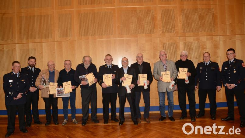 Vorsitzender Gerhard Zischka , Bürgermeister Sebastian Dippold (von links), Zweiter Vorsitzender Max Schwarz, Kommandant Markus Spranger (von rechts) ehren die langjährigen Mitglieder Georg Kreuzer (60 Jahre), Wolfgang Siller, Richard Hallmann, Ulrich Kraus (alle 50 Jahre), Hans Hösl, Franz Witt, Werner Arnold (alle 40 Jahre) und Adolf Vollath (25 Jahre, von links). Bild: bey