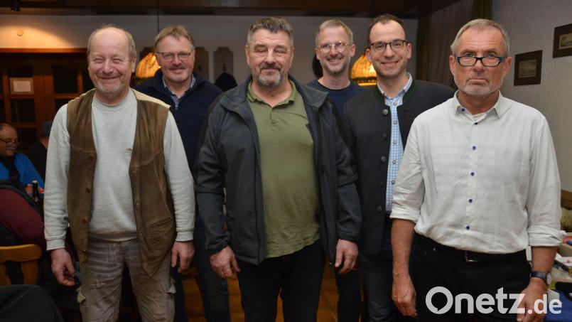 Gewinner des Abends war Werner Kalkowski aus Freyung (Dritter von links). Markus Wildenauer aus Vohenstrauß (Dritter von rechts) wurde Zweiter und Dritter Josef Ebnet aus Lohma (rechts). CSU-Ortsvorsitzender Florian Meißner (Zweiter von rechts) und dessen Stellvertreter Hans Bayerl (Zweiter von links) freuten sich über den großen Zuspruch. Trostpreisgewinner war Herbert Ott aus Maierhof (links). Bild: dob