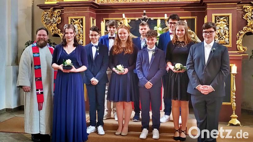 Nach dem Konfirmationsgottesdienst: (von links) Diakon Bernd Deyerl, Paula Trautmann, Tom Knahn, Noah Sperber, Emilia Zeltner, Julian Rumpler, Jonathan Renner, Jonathan Renner, Johannes Taubmann, Lilli Winter und Sebastian Pöllinger. Bild: wku