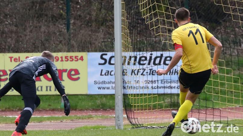 Sandro Hösl (rechts) erzielte für den TSV Erbendorf das 1:0, dann aber schlug der FC Tremmersdorf zurück und gewann bei der Steinwaldelf noch mit 3:1. Bild: Dieter Jäschke