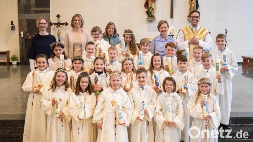 22 Kinder feiern in der Pfarrei St. Michael Poppenricht Erstkommunion zusammen mit (hinten, von links) Simone Koch, Janina Schmidt, Monika Leditschke, Gemeindereferentin Regina Probst und Pfarrer Dominik Mitterer. Bild: Julian Probst/exb