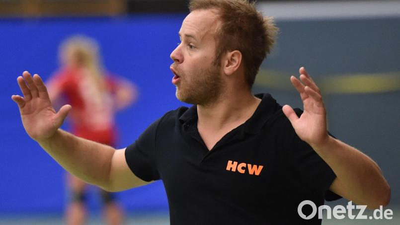 HC-Trainer Jannis Prelle freut sich über den abschließenden Saisonsieg seiner Mannschaft. Archivbild: A. Schwarzmeier