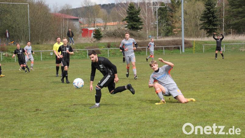 Der Tabellenzweite TSV Waldershof (rechts Philipp Bertsch) gewann bei Verfolger TSV Konnersreuth (am Ball Henrik Lang) mit 5:0. Bild: kro