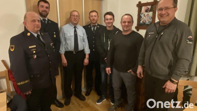 Kreisbrandinspektor Martin Weig und Vorsitzender Christian Hartinger danken Josef Pruy (von links), der über 30 Jahre Kommandant der Feuerwehr Kleinschwand war. Über die Neumitglieder (weiter von links) Jonas Wurzer und Johannes Ruml freut sich auch Bürgermeister Ludwig Gürtler. Bild: Josef Glas