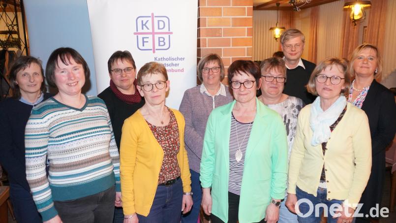 Der Katholische Frauenbund Waldthurn hat eine neue Vorstandschaft. Vorsitzende ist weiter Sieglinde Zielbauer (Fünfte von rechts), Stellvertreterin ist Martina Bodensteiner (Vierte von links). Bild: fvo