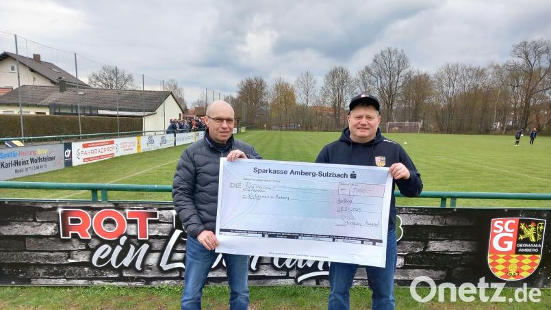 Der Vorsitzende des Fördervereins des SC Germania Amberg, Konrad Singer (rechts), übergab 5.000 Euro an den Vorsitzenden des SC Germania Amberg, Alfred Scherm (links). Bild: tne