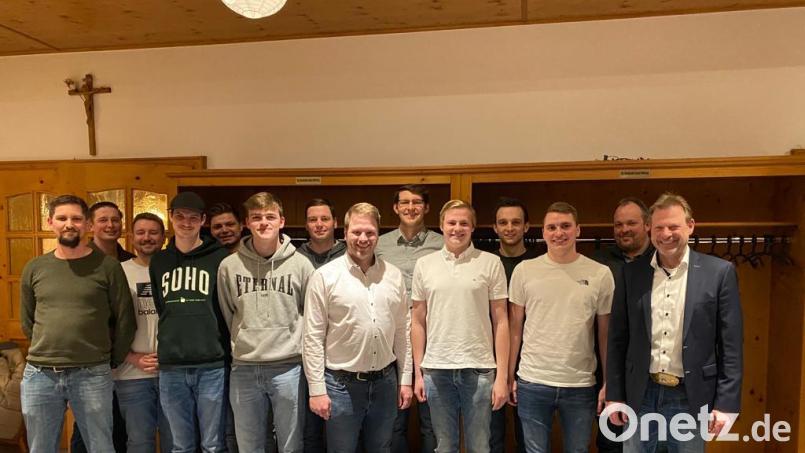 Der JU-Ortsverband Freudenberg wählt einen neuen Vorstand. Mit dabei der scheidende Ortsvorsitzende Johannes Gress (Zweiter von Links), JU-Kreisvorsitzender Henner Wasmuth (Achter von Links), Bürgermeister Alwin Märkl (rechts) und der Jugendbeauftragte Christian Drexler (Zweiter von rechts) Bild: Henner Wasmuth