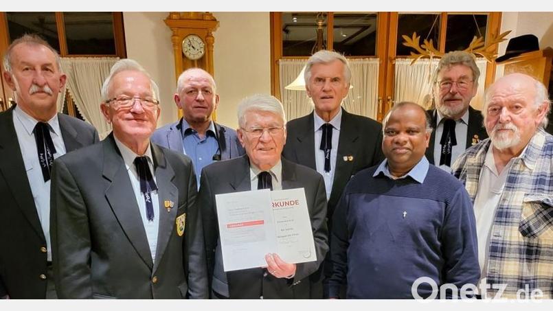 Kassier Herbert Gaßner (von links nach rechts), MGV-Vorsitzender Klaus Scholz, Zweiter Bürgermeister Franz Weiß, Zweiter Vorsitzender Robert Hierl, Pfarrer Moses Gudapati, Chorleiter Otto Meier und der Vorsitzende der Sängergruppe Amberg, Adolf Gassner, zeichnen Ferdinand Graf (Mitte) für seine Treue mit den Ehrenurkunden und Ehrennadeln in Gold des Fränkischen Sängerbundes und des Deutschen Chorverbandes aus. Bild: bas