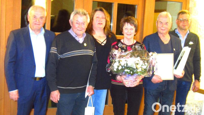 Vorsitzende Christina Kastner (Dritte von links), Kreisfachberater Harald Schlöger (rechts) und Bürgermeister Günter Kopp dankten Franz Bäuml, Anita Wagner und Georg König für ihre Treue zum Obst-und Gartenbauverein. Bild: Gemeinde Kulmain/exb