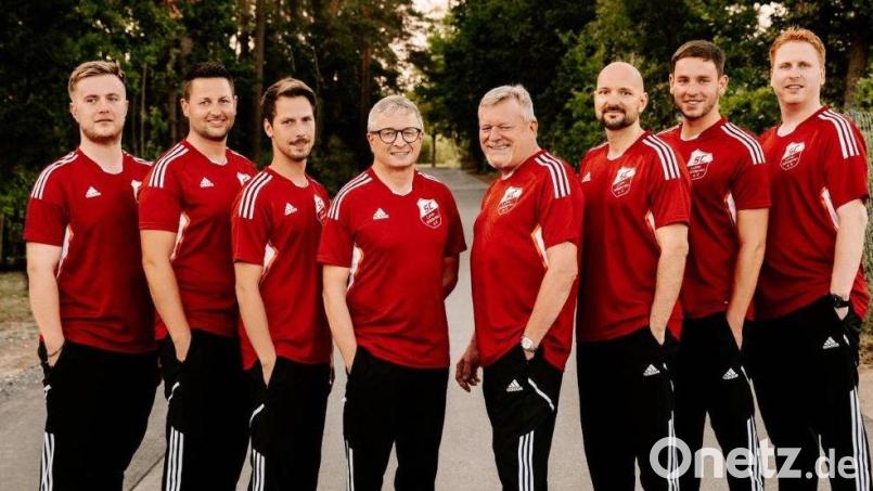 Sie haben den SC Luhe-Wildenau zurück in die 2. Bundesliga &quot;gekegelt&quot;: (von links) Christoph Kaiser, Matthias Hüttner, Jan Hautmann, Michel Grünwald Gert Erben, Daniel Wutz, Manuel Kessler und Michael Wehner (es fehlt Marco Maier). Bild: Julia Hüttner
