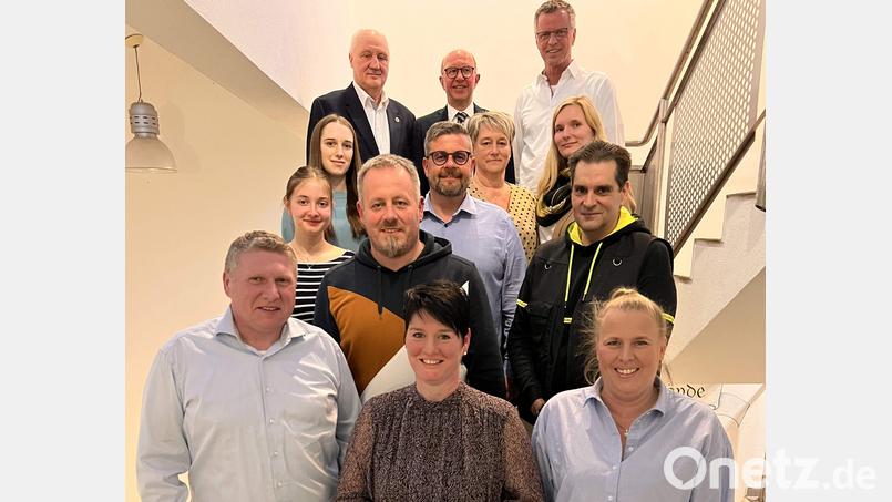 Die neue Vorstandschaft der Narrhalla Hirschau: Erste Reihe von links: Martin Merkl, Regina Merkl, Michaela Meier; Zweite Reihe von links: Annika Scheffler, Christian Kellner, Holger Schwandner, Markus Hirschmann; Dritte Reihe von links: Pia Wiesnet, Andrea Wiesnet, Anna-Lena Kuhr; Vierte Reihe: Manfred Enders, LV-Präsident Arthur Troidl und Bürgermeister Hermann Falk. Bild: u