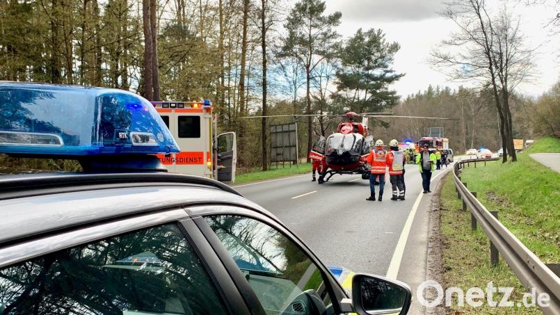 Auf der B 22 hat sich am Montagnachmittag ein Unfall ereignet. Die Straße war bis zum frühen Montagabend gesperrt. Bild: Gabi Schönberger