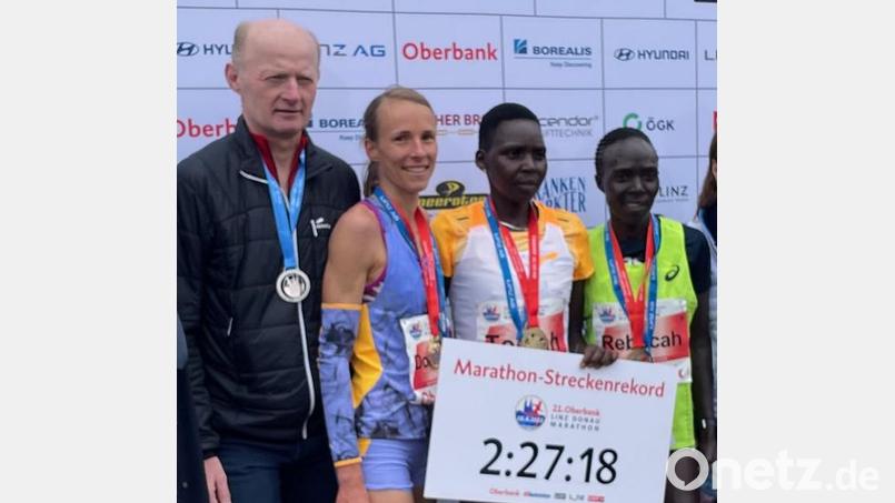 Domenika Mayer (blaues Trikot) bei der Siegerehrung. Bild: rik