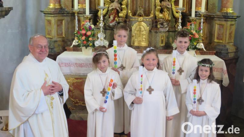 Fünf Kinder feiern im Kuratbenefizium Paulsdorf Erstkommunion (von links): Pfarrer Ludwig Gradl, Clarissa Meier, Leon Lindenthal, Marie Schmidl, Luis Platta und Isabella Ott. Bild: Christine Schwarz/exb