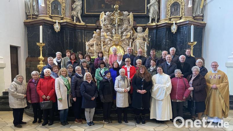 Jubelkommunion ist am Sonntag in Waldsassen gefeiert worden, im Bild die Teilnehmenden zusammen mit Stadtpfarrer Dr. Thomas Vogl (rechts) vor dem Hochaltar in der Basilika. Bild: Markus Scharnagl/exb