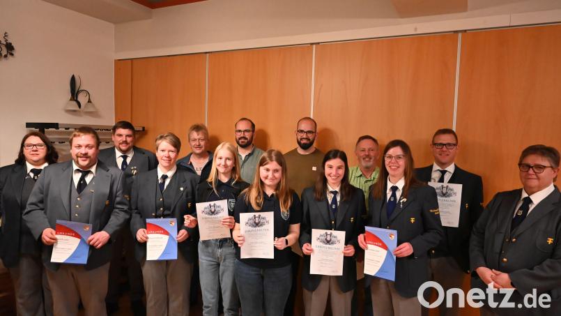 Die Werkvolkkapelle Schlicht ehrt zahlreiche aktive und passive Mittglieder (von links): Dirigentin und Zweite Vorsitzende Sabine Kredler, Patrick Luber, Christian Hüttner, Claudia Gebhardt, Markus Prechtl, Sophia Gradl, Stefan Specht, Fiona Leonhard, Benjamin Specht, Marie Schöpf, Markus Gebhardt, Bernadette Kohl, Andreas Kredler und Vorsitzende Anja Bauer. Bild: sak