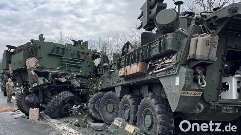 Mehrere Militärfahrzeuge sind am Montag, 17. April, auf der Autobahn A6 in der Oberpfalz aufeinander gefahren. Bild: Haubner/vifogra/dpa
