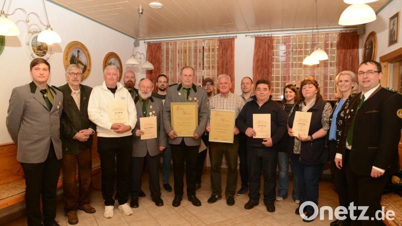 Zweiter Schützenmeister Michael Vogl, Erster Schützenmeister Lothar Volz (von links), Zweiter Gauschützenmeister Florian Frischmann, Zweite Bürgermeister Andrea Lang (von rechts) ehren die langjährigen Mitglieder. Willi Striegl (Mitte, links, mit großer Urkunde) wurde zum Ehrenschützenmeister ernannt., Christian Gatzky (rechts, mit großer Urkunde) wurde zum Ehrenmitglied des Schützenvereins Einigkeit Miesbrunn ernannt. Bild: bey