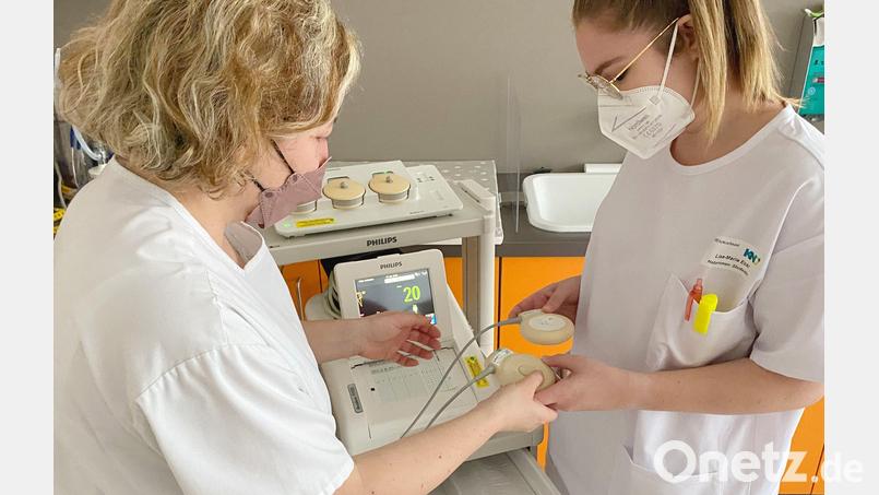 Hebammen-Studentin Lisa-Marie Eckl ist von Anfang an voll in den Arbeitsalltag der Hebammen eingebunden – auch während ihres Praxiseinsatzes am Klinikum Weiden. Bild: Kliniken Nordoberpfalz, Michael Reindl/exb