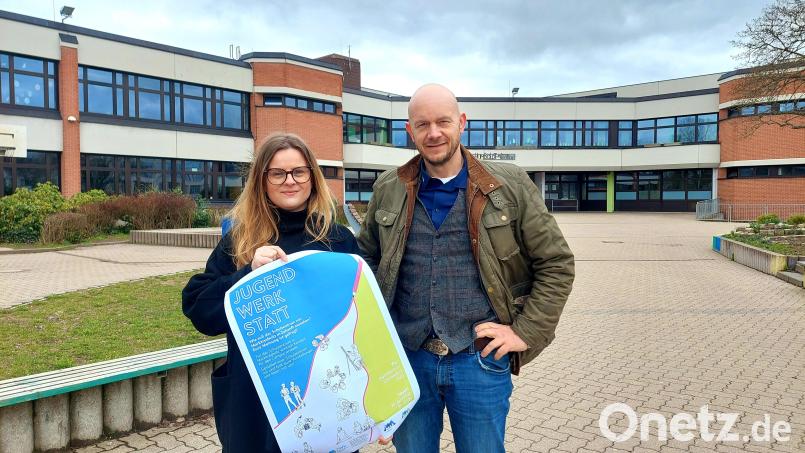 Daniela Pöhlmann und Stefan Büttner von der Stewog Marktredwitz werben auf dem Areal des Schulzentrums für die Ideensammlung. Bild: Thomas Geißler/fph