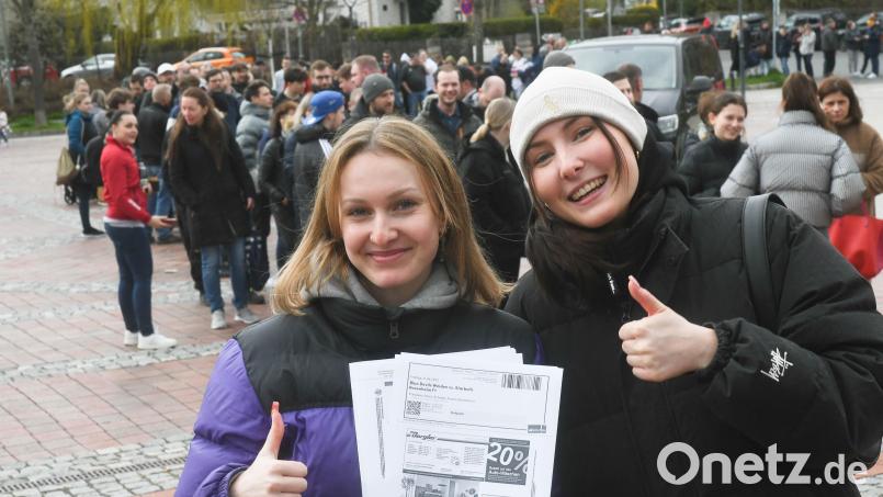 Helena Brühler (rechts) und Julia Holzförster aus Luhe waren unter den Glücklichen, die am Dienstag Tickets für das Play-off-Finale der Blue Devils ergattern konnten. Bild: Gabi Schönberger