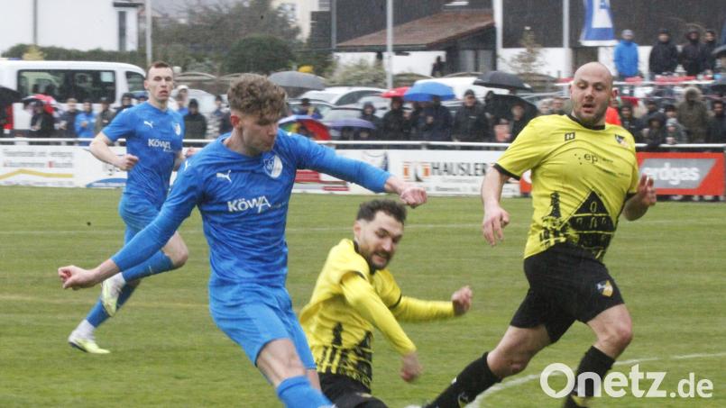 Auf ihn müssen die Pfreimder gegen den SV Schwandorf-Ettmannsdorf aufpassen: Leon Brandl (links), hier im Spiel gegen den ASV Burglengenfeld. Bild: Hirsch
