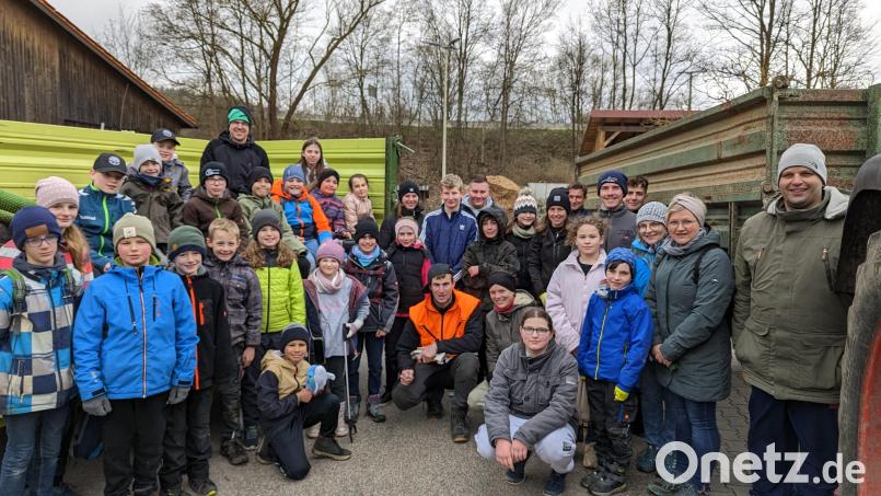 Einen großen Container am Bauhof Oberviechtach füllten die fleißigen Helfer des Handballvereins Oberviechtach beim "Ramadama" mit unachtsam weggeworfenen Müll. Bild: vöt