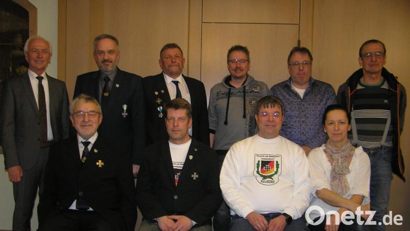 Vorsitzender Alois Würstl (sitzend, von links) und sein Stellvertreter Erik Müller leiten die SRK Neusorg mit Schatzmeister Alexander Veigl und Schriftführerin Sandra Schreyer. Bürgermeister Peter König (stehend, von links) und Kreisvorsitzender Thomas Semba gratulierten dem neu gewählten Vorstand mit den Beisitzern Norbert Schwarz, Christian Heinl, Schießleiter Ralf Kastner und Eduard Bäuml. Bild: öt