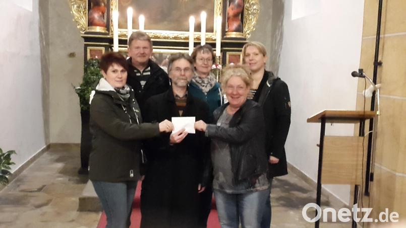 Nach Auflösung übergaben Ingrid Janner, Harald Steiniger (von links) zusammen mit Birgit Voigt, Birgit Brüderer und Helga Steiniger (von rechts) an Pfarrer Andreas Ruhs (Dritter von links) eine Spende von 3000 Euro, der Erlös aus den Aktivitäten der Jugendgruppe. Sie soll zur Finanzierung der Renovierung der Kirchentüren beitragen. Bild: sei
