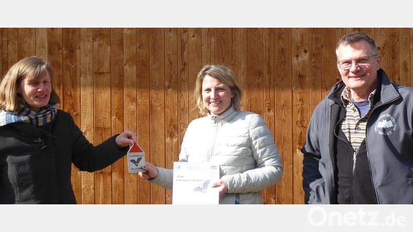 Ehrenamtlicher Fledermausbetreuer Rolf Dorn, Johanna Betz und Birgit Simmeth, die Gebietsbetreuerin Naturpark Oberpfälzer Wald und Oberpfälzer Seenland, freuen sich, dass die Hilfsprojekte für Fledermäuse unterstützt werden. Bild: Stefan Betz/exb
