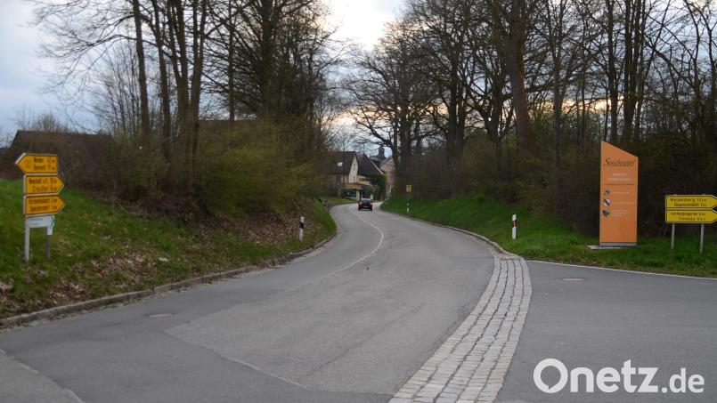 Schwierig gestalten sich für einen Gehweg vom Gewerbegebiet nach Alt-Speichersdorf die Grundstücks- und Geländeverhältnisse an der Ortseinfahrt der Kemnather Straße nach Alt-Speichersdorf. Bild: ak
