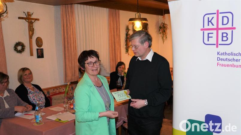 Die Waldthurner Frauenbund-Vorsitzende Sieglinde Zielbauer überreicht 800 Euro an Pfarrer Norbert Götz zur Weiterleitung an die Erdbebenhilfe in der Türkei und in Syrien. Bild: fvo