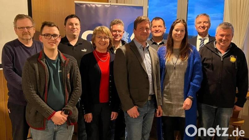 Einen neuen Vorstand wählt der CSU-Ortsverband Freihung (von links): Hermann Lühr, Stefan Wisneth, Thomas Köhler, Erika Urban, Volker Göbel, Vorsitzender Christian Lautenschlager, Stefan Blind, Franziska Urban, Landtagsabgeordneter Harald Schwartz und Jürgen Grundler. Bild: döh