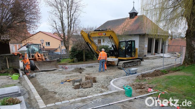 Die Arbeiten auf dem Friedhof in Floß laufen auch Hochtouren. Bild: le