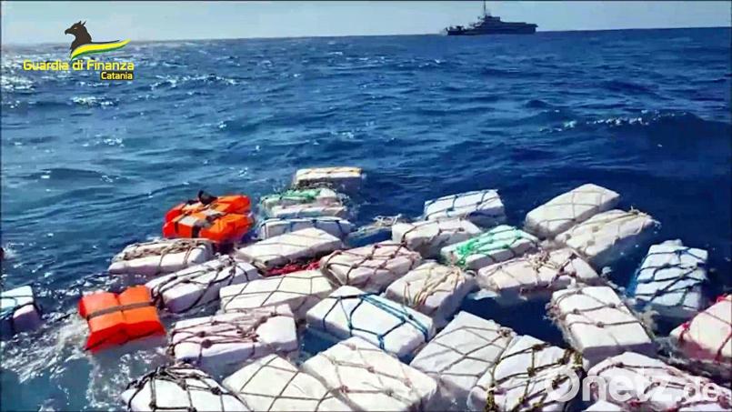 Die Kokain-Pakete wurden durch Netze zusammengehalten. Bild: Guardia di Finanza/dpa