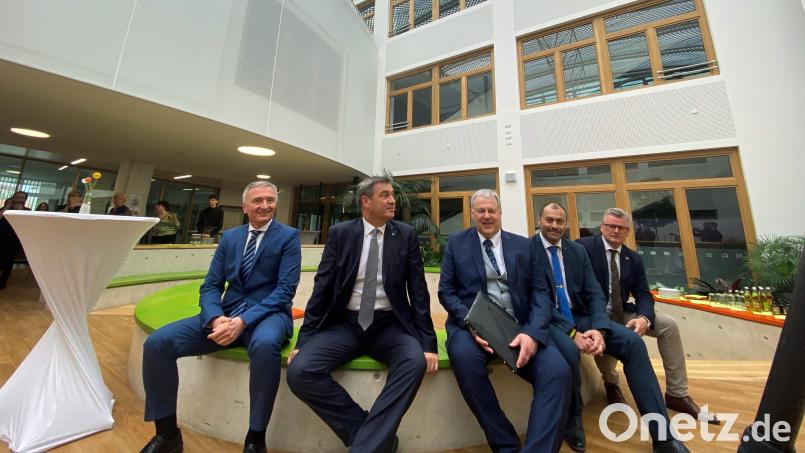 Findet die neue Realschule „supercool“: Ministerpräsident Markus Söder (Zweiter von links) schaute sich vor dem Festakt in der Turnhalle auch das lichtdurchflutete Atrium der Realschule an. Beim Rundgang begleitet haben ihn MdL Harald Schwartz, Landrat Richard Reisinger, Schulleiter Martin Zimmermann und Bürgermeister Michael Göth. Bild: Petra Hartl